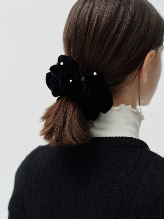 pearl velvet scrunchie - black