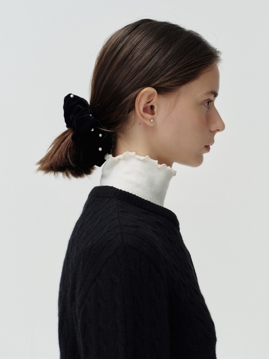 pearl velvet scrunchie - black