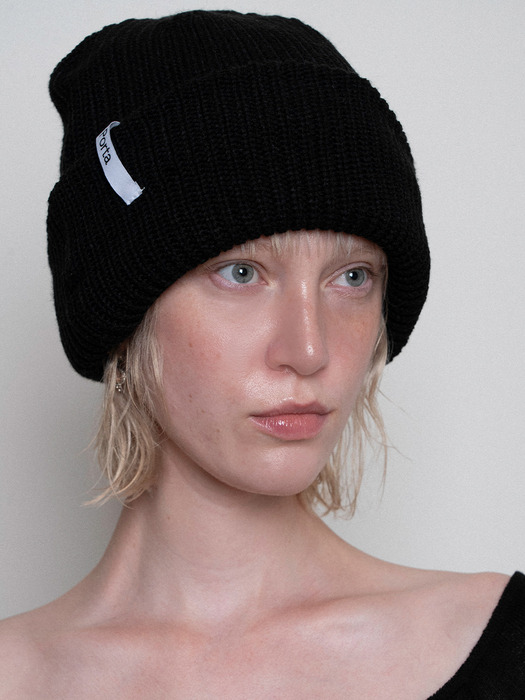 BASIC LOGO KNIT BEANIE, BLACK