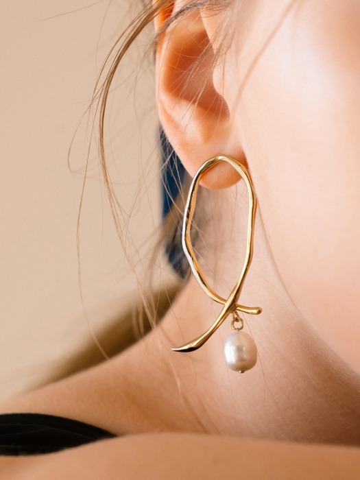 Binding Pearl Gene Earring