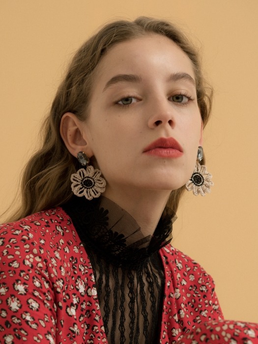 Black daisy metalic knit earring