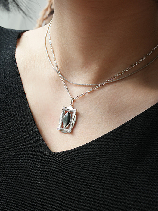 Almond gemstone necklace (Black Shell)
