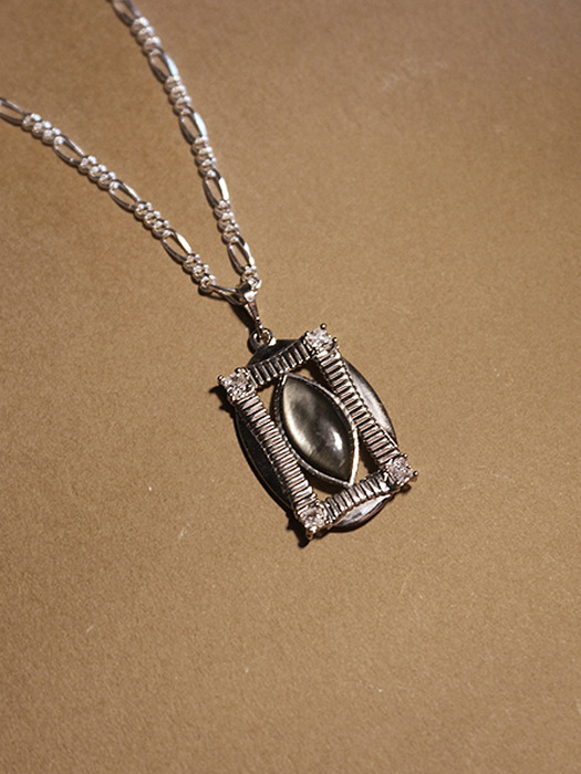 Almond gemstone necklace (Black Shell)