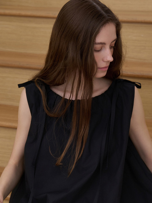 숄더 스트랩 훌 슬리브리스 블라우스 블랙 L093