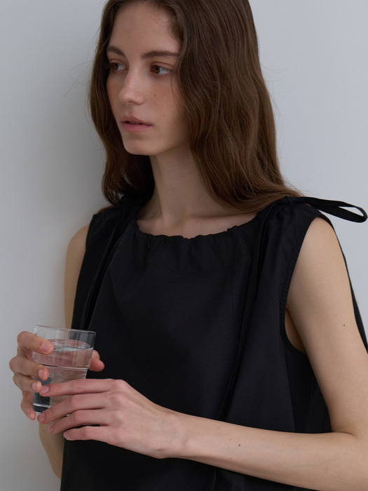 숄더 스트랩 훌 슬리브리스 블라우스 블랙 L093