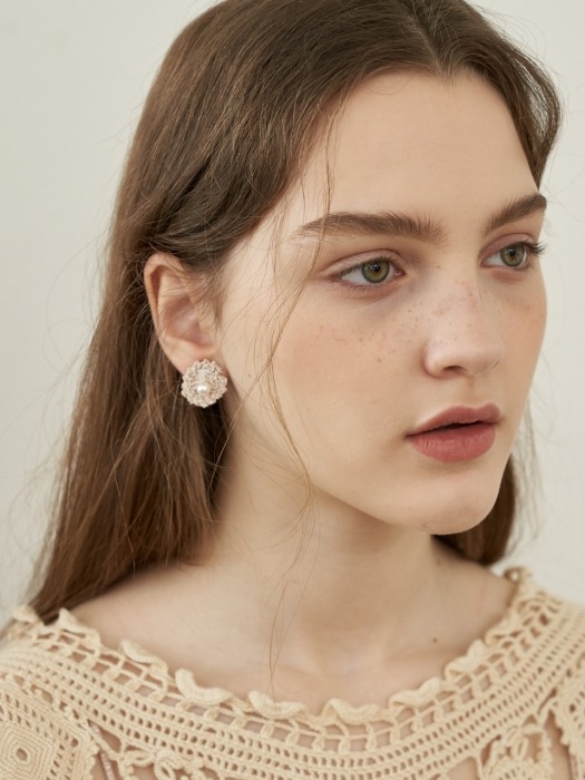 Gleaming pearl earring