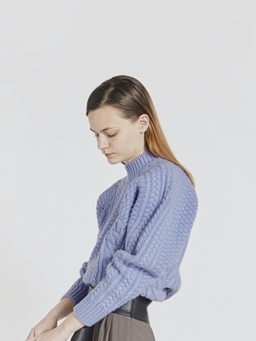 CABLE KNIT WOOL SWEATER (LIGHT BLUE)