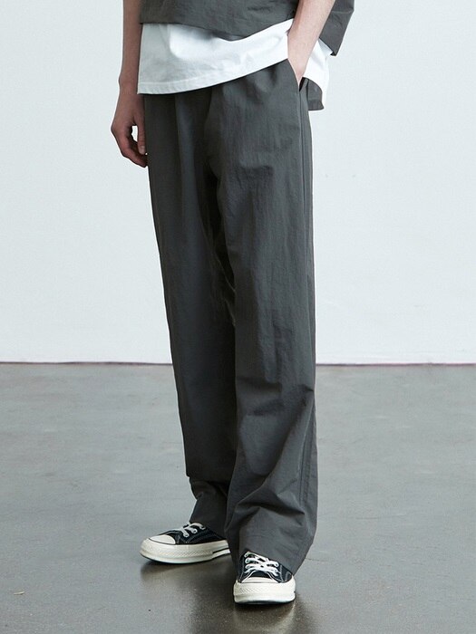 V012 wdie fit nylon bandding pants (black)