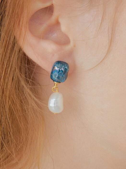 Ceramic Pearl `drop` earring(Classic Blue)