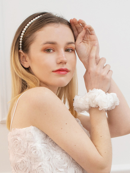(set) flower lace sleeveless + scrunchie white