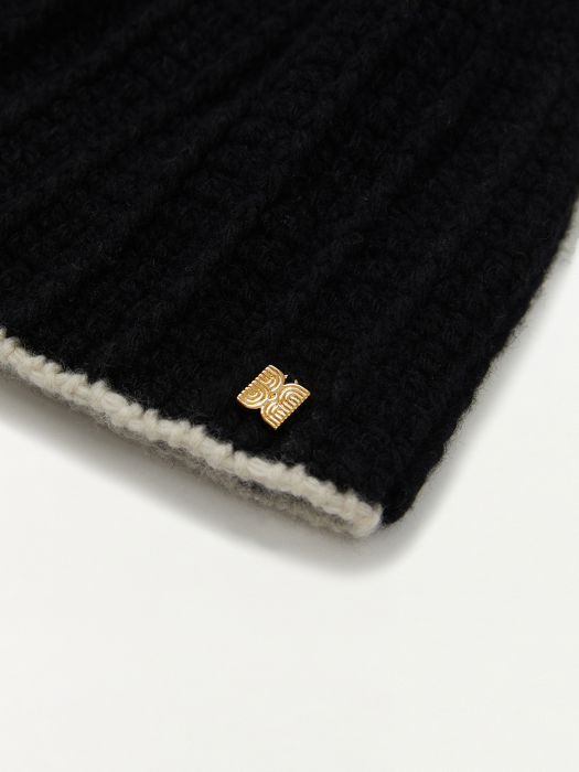 TENNIE Knit Beanie with logo on bottom - Black
