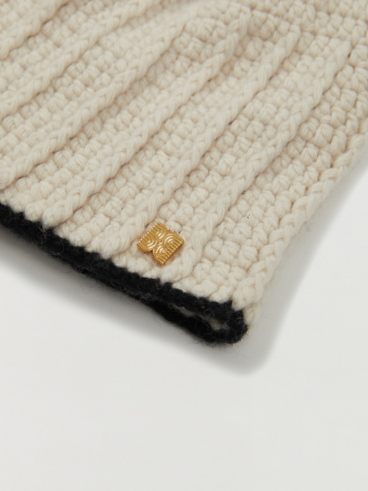 TENNIE Knit Beanie with logo on bottom - Ivory