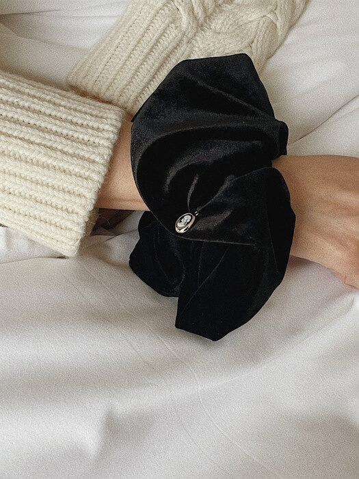 oar Vintage drop Velvet Cameo Wide Scrunchie [Black]