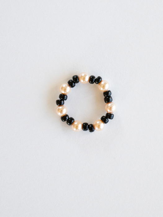 Peach pearl and black ring