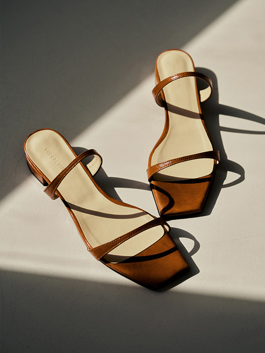 STRAP CRINKLE PATENT FLAT SANDALS [BROWN]