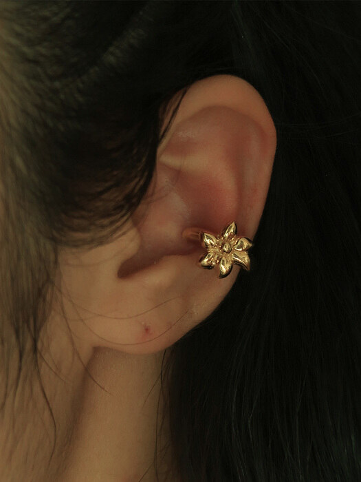 Flower earcuff