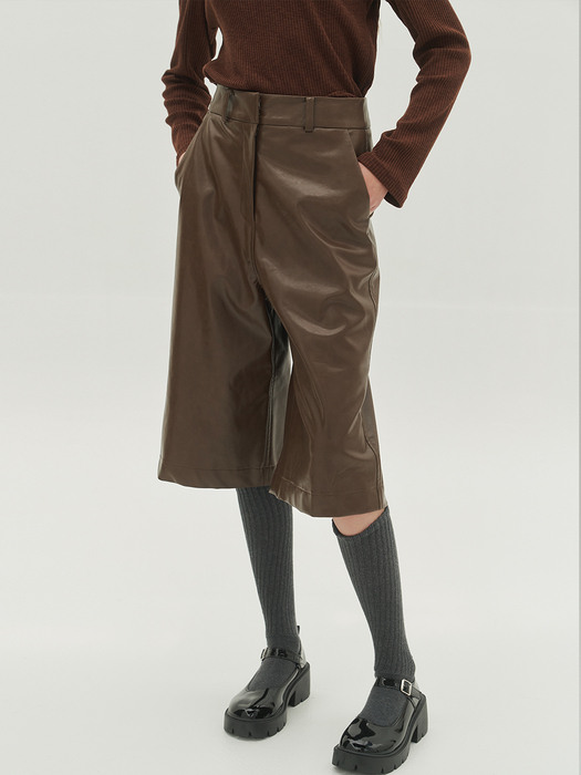 long bermuda pants (faux leather)