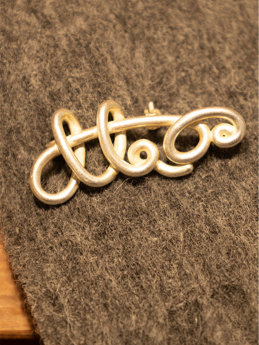 TWISTED LOGO BADGE-WHITE SILVER