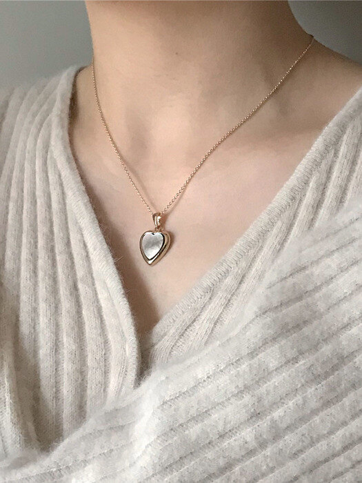 oar Black Shell Heart Necklace