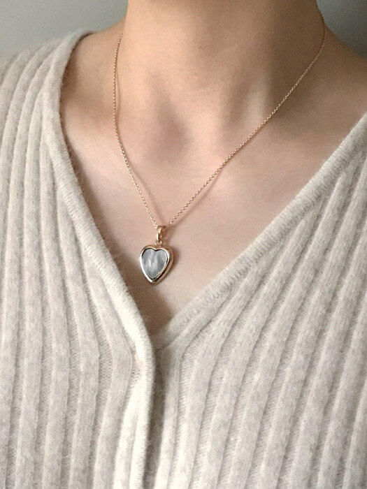oar Black Shell Heart Necklace
