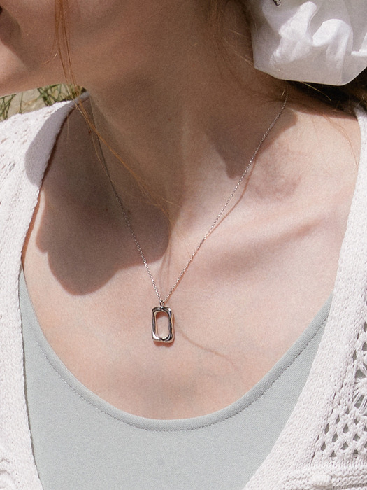 melting square necklace