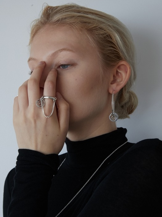 Drop chain ring in silver