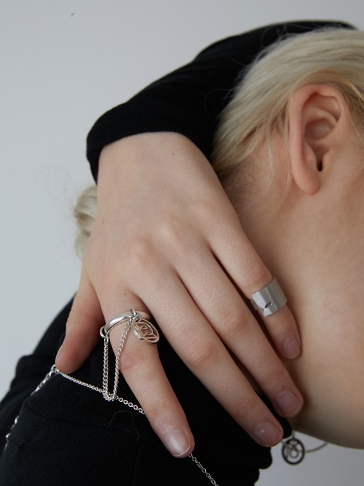 Drop chain ring in silver