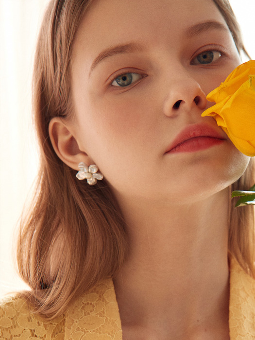 AMR1001 pearl flower earring (lightgrey)