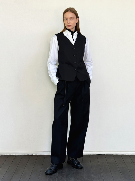 HAILEY BLACK TWO TUCKED TAPERED PANTS