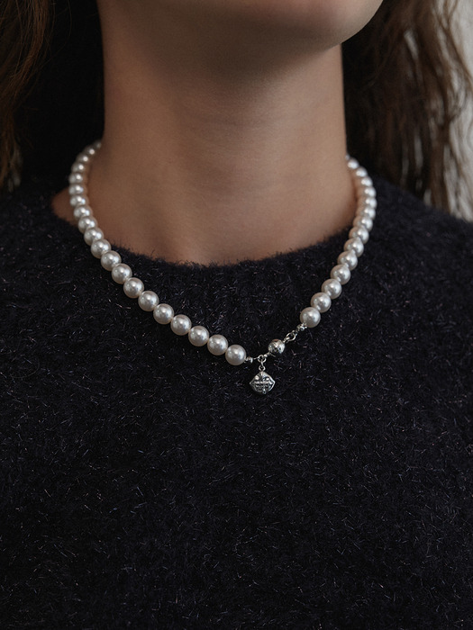magnet pearl basic necklace