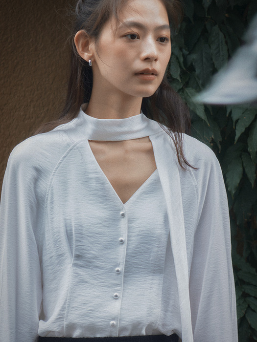 Tied collar pearl button flare blouse_Ivory