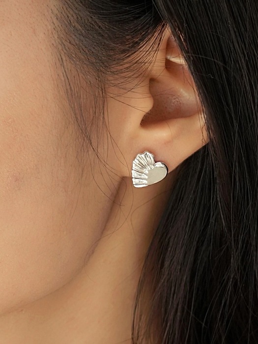 Frill heart earring