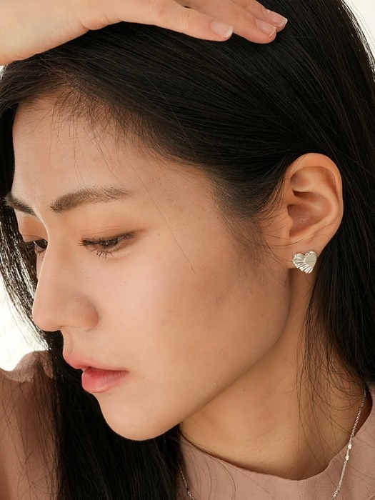 Frill heart earring