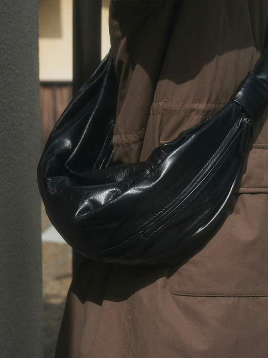 HALF MOON STRAP BAG_BLACK