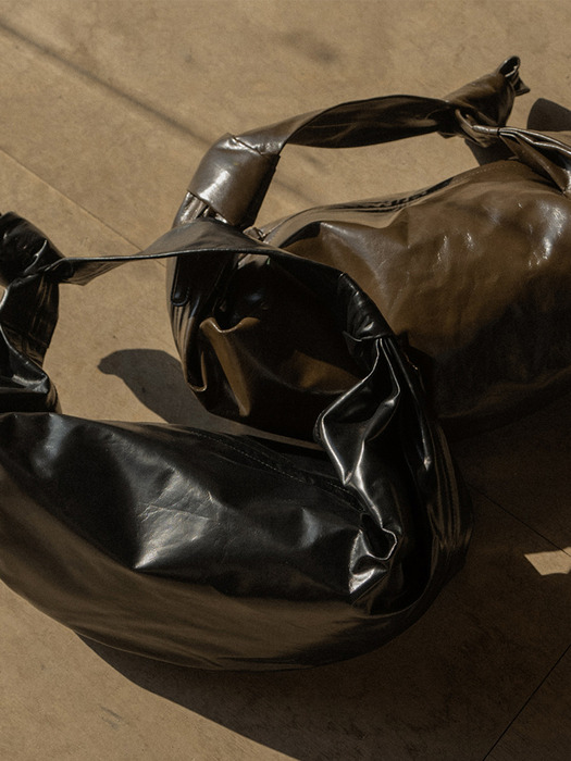 HALF MOON STRAP BAG_BLACK