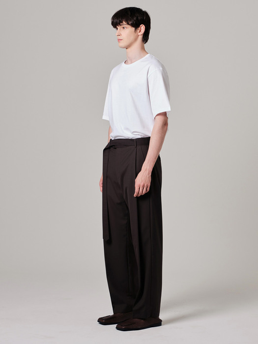 BELTED SYMMETRY SEMI WIDE SLACKS [DARK MOCHA]