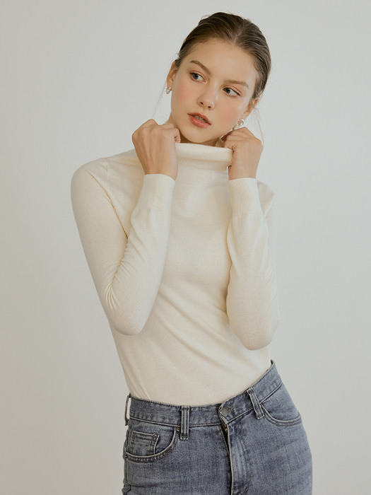 Basic slim-fit turtleneck (ivory)