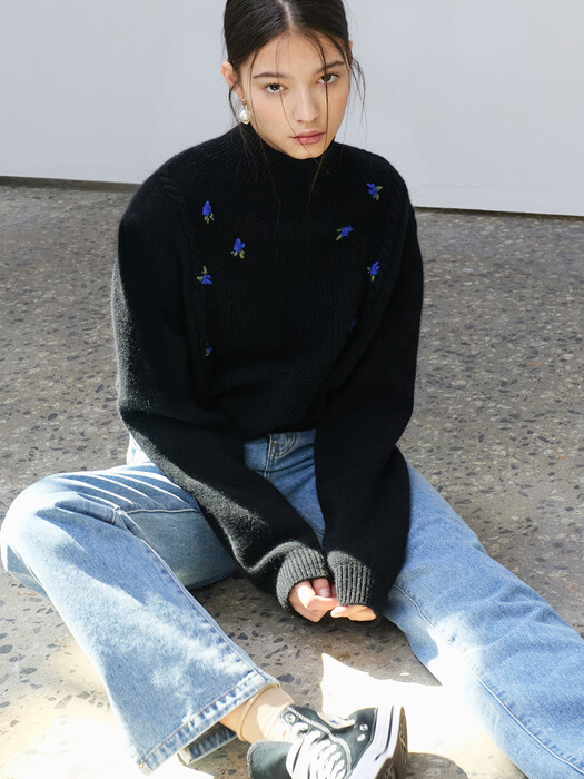 21 Winter_ Black  Bloom Embroidery Sweater