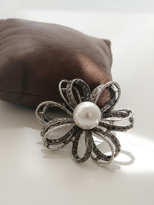 Pearl Cubic Flower Brooch Bb0337