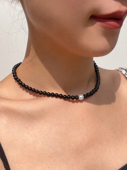 5MM BLACK ONYX ONE PEARL NECKLACE AN223026