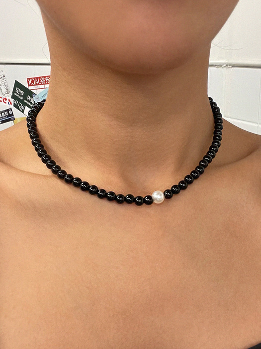5MM BLACK ONYX ONE PEARL NECKLACE AN223026