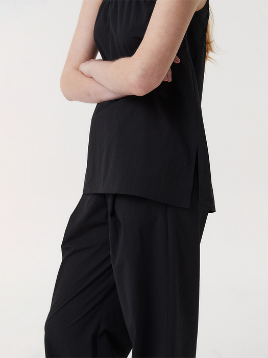 SHIRRING SLEEVELESS BLOUSE (BLACK)