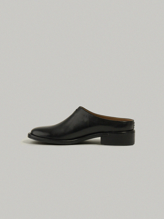 라운드 토 레더 뮬_black