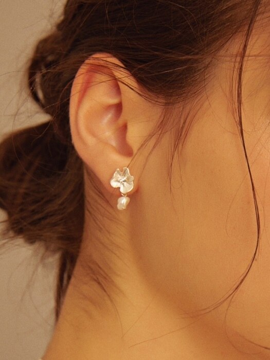 Mini White Flower & Pearl Earrings