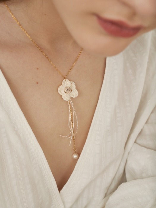 Cream flower and pearl necklace