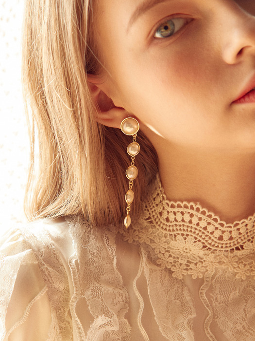 AMR1003 `drop` pearl earring (gold)