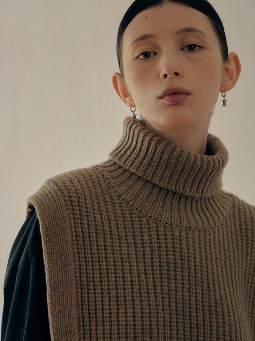 BROWN ALEXIS CASHMERE TURTLENECK KNIT VEST ( 브라운 알렉시스 캐시미어 터틀넥 니트 베스트)