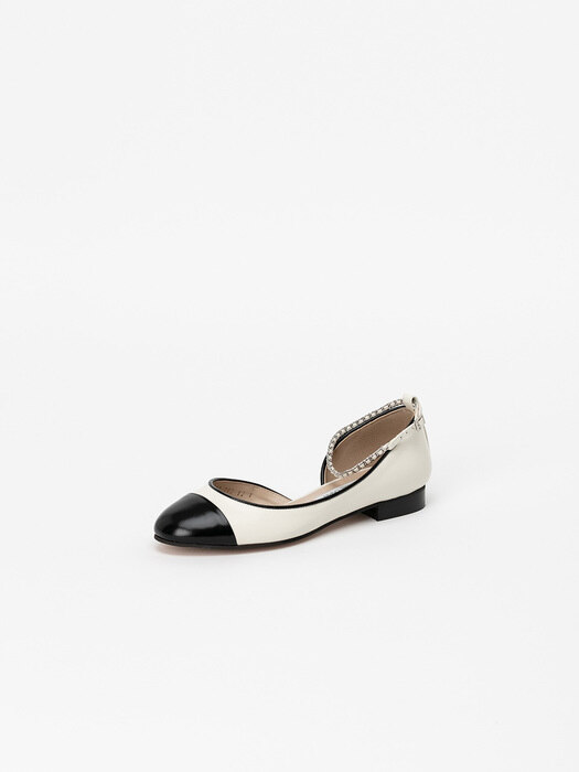 Aity Side-cut Strap Shoes in Pure White with Black Toe