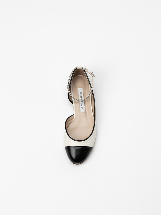 Aity Side-cut Strap Shoes in Pure White with Black Toe