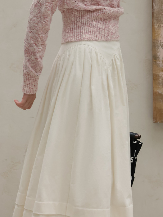 DD_Palace style white pleated skirt